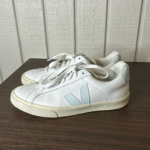 Veja Campo Sneakers, size 6. - Picture 4 of 6